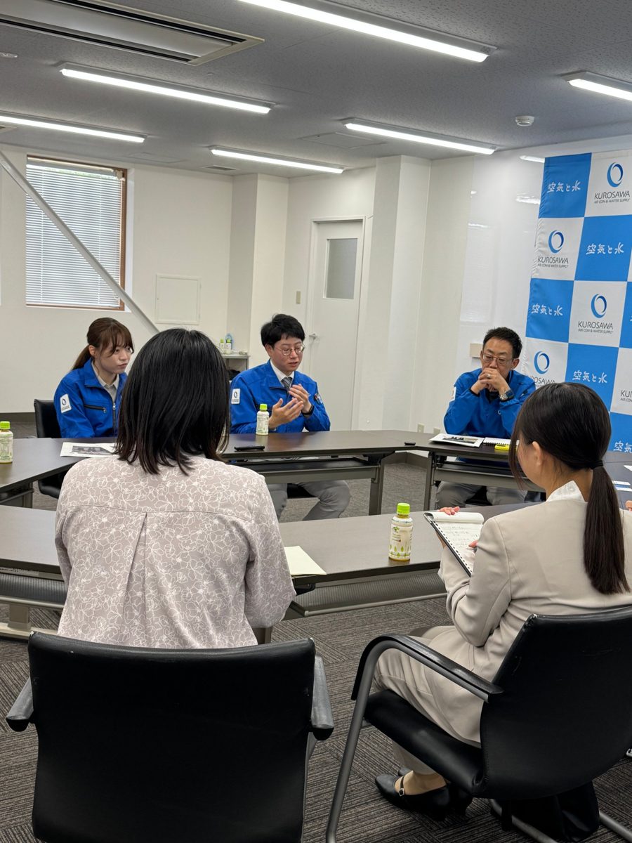 学生による取材の様子